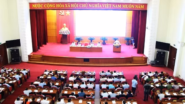 Lãnh đạo tỉnh Quảng Ninh trao đối thoại với các đại biểu đến từ các thôn, bản, khu phố trên địa bàn tỉnh.