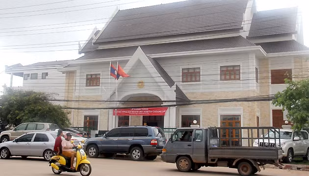 Trụ sở Tổng hội Người Việt Nam tại Lào nằm trên một trục đường chính ở thủ đô Viêng Chăn.