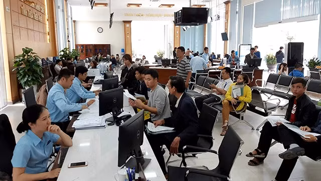 Khu vực giao dịch một cửa tại Trung tâm hành chính công tỉnh Thừa Thiên - Huế.