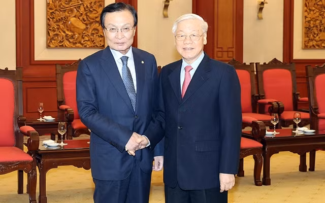 Tổng Bí thư, Chủ tịch nước Nguyễn Phú Trọng và Chủ tịch Ðảng Dân chủ đồng hành Hàn Quốc Li He Chan. Ảnh: TRÍ DŨNG (TTXVN)