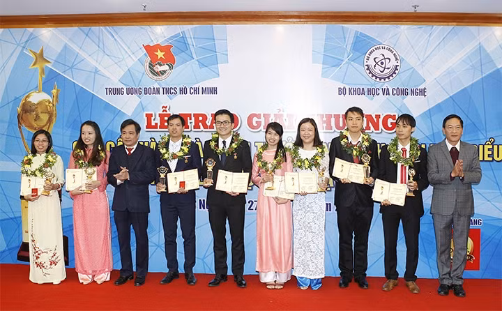Các nhà khoa học trẻ được vinh danh tại Lễ trao Giải thưởng khoa học công nghệ thanh niên "Quả cầu vàng" năm 2017. 