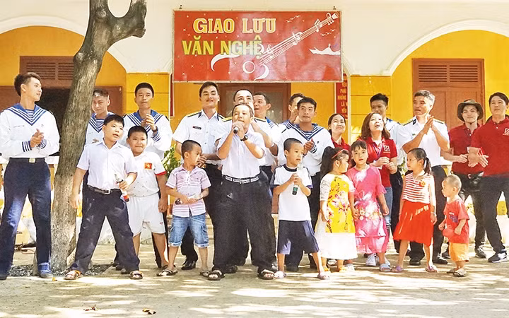 Niềm vui trên đảo Sinh Tồn.