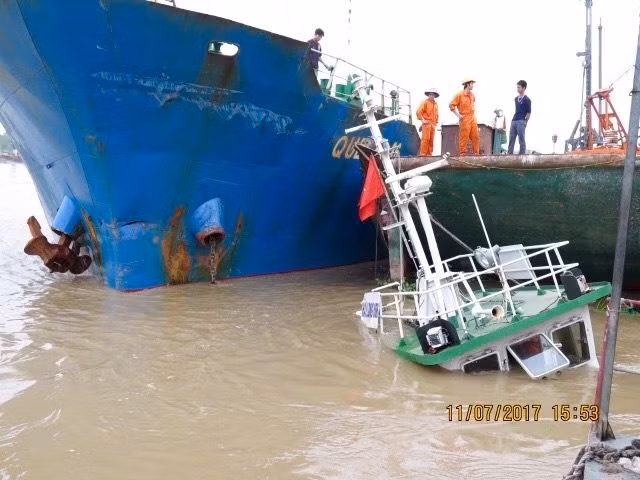 Tai nạn đường thủy, một tàu kéo bị chìm