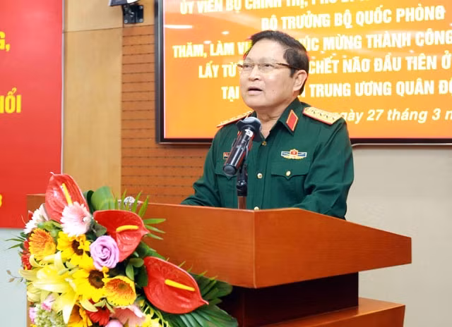 Đại tướng Ngô Xuân Lịch, Bộ trưởng Quốc phòng phát biểu ý kiến tại buổi làm việc và chúc mừng thành công ca ghép phổi lấy từ người cho chết não đầu tiên ở Việt Nam tại Bệnh viện T.Ư Quân đội 108.