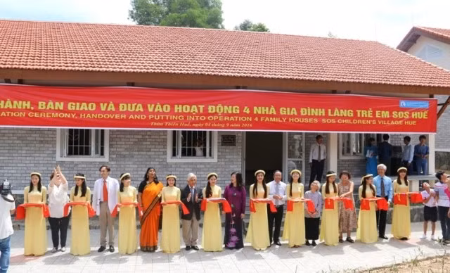 Lãnh đạo Bộ Lao động, Thương binh và Xã hội, UBND tỉnh TT-Huế và Hội AEVN cắt băng khánh thành công trình bốn nhà gia đình tại Làng SOS Huế.