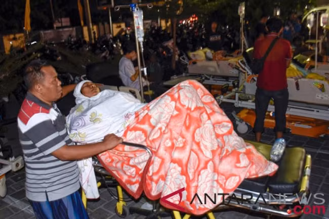 Người dân trên đảo Lombok tập trung tại khu vực an toàn sau động đất. Ảnh: Antara
