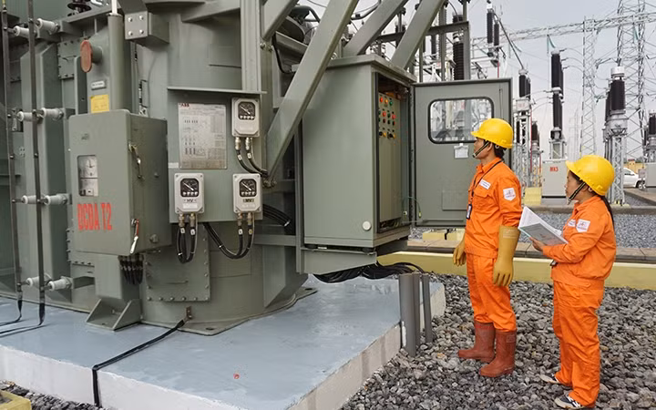 Công nhân Công ty Lưới điện cao thế Hà Nội kiểm tra, theo dõi thông số vận hành thiết bị trạm biến áp.