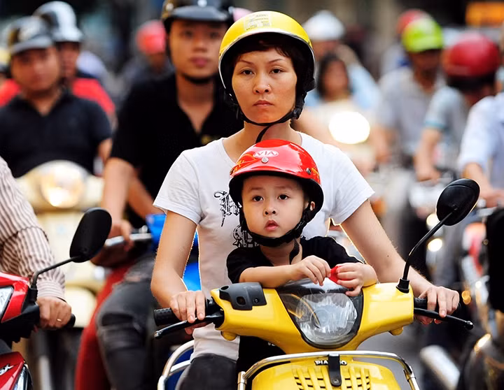 Ðội mũ bảo hiểm cho trẻ em khi tham gia giao thông là hết sức cần thiết. Ảnh: THANH HÀ