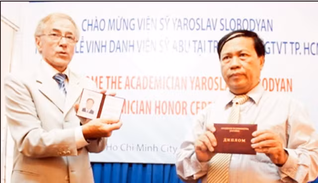 PGS, TSKH Trần Đức Chính (người bên phải) nhận danh hiệu Viện sĩ của aBu.