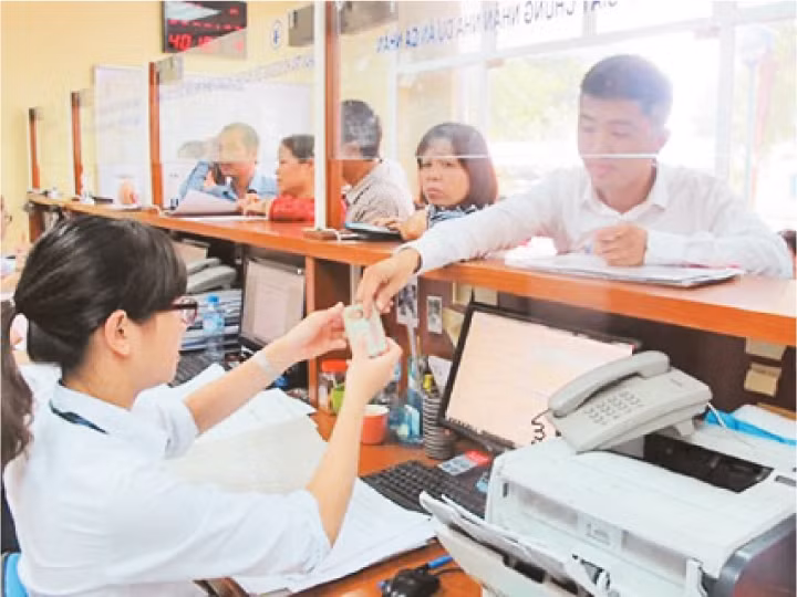 Giải quyết thủ tục hành chính cho người dân tại Văn phòng Đăng ký đất đai Hà Nội.