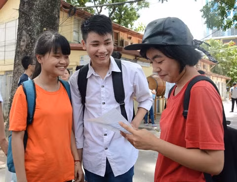 Thí sinh trao đổi bài sau khi kết thúc thi môn Ngữ văn tại cụm thi số 3, Trường đại học Giao thông vận tải, Hà Nội. Ảnh: DUY LINH