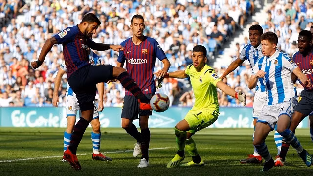 Luis Suarez ghi bàn gỡ hòa 1-1 cho Barca.
