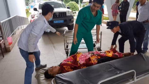Cấp cứu các nạn nhân trong vụ tai nạn.