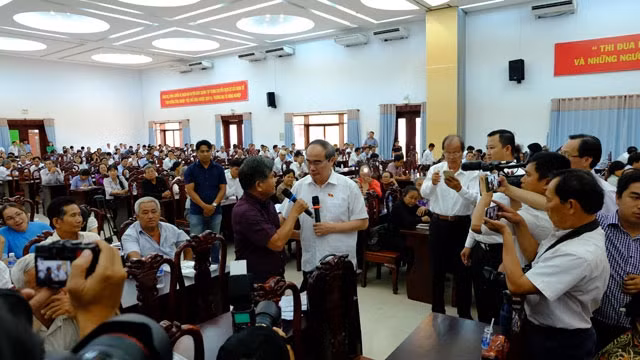 Đồng Chí Nguyễn Thiện Nhân xuống hội trường để lắng nghe tâm tư, nguyện vọng của cử tri.