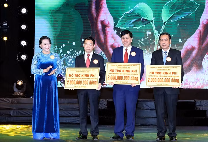Chủ tịch Quốc hội Nguyễn Thị Kim Ngân trao tượng trưng tiền hỗ trợ cho đại diện các tỉnh. Ảnh: TRỌNG ĐỨC (TTXVN)