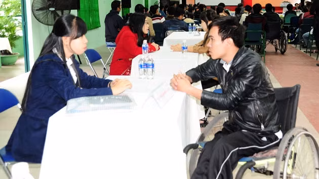 Học viên tham gia trả lời phỏng vấn đại diện doanh nghiệp sáng 20-12.
