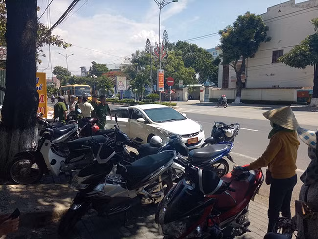 Công an TP Kon Tum khám xét ô tô của "phóng viên" D.N.