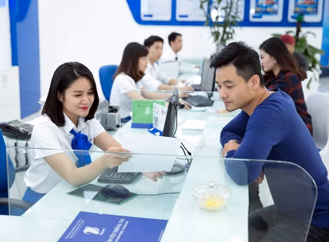 Khách hàng bổ sung thông tin thuê bao tại cửa hàng giao dịch của nhà mạng Vinaphone.