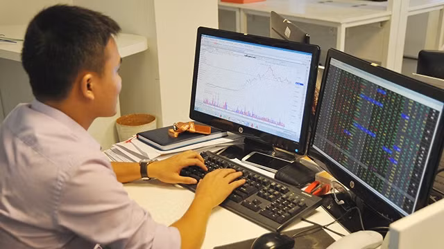 Nhiều nhà đầu tư vẫn đang kỳ vọng vào cổ phiếu ngân hàng. Ảnh: NGUYỆT ANH