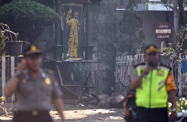 Hiện trường vụ nổ tại nhà thờ STMB (Ảnh: Antaranews)