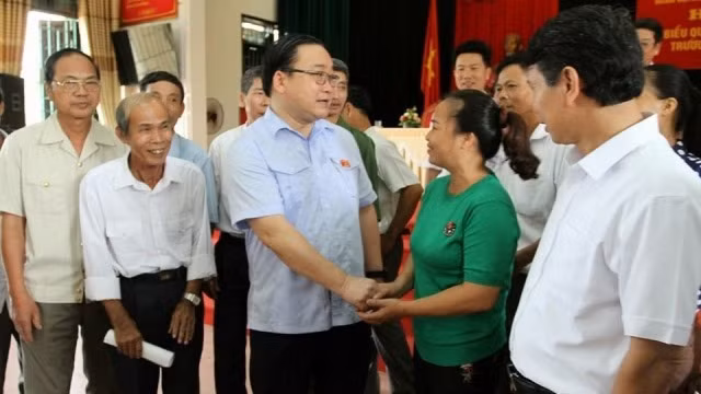 Đồng chí Hoàng Trung Hải trò chuyện với cử tri huyện Ba Vì.