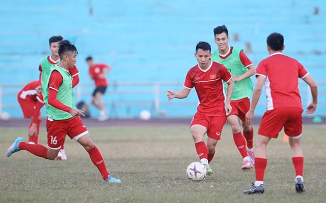 Tuyển Việt Nam tập luyện trên sân Chao Anouvong (Lào).