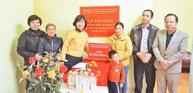 Đại diện LĐLĐ thành phố và LĐLĐ quận Hà Đông bàn giao Mái ấm công đoàn cho đoàn viên công đoàn Công ty Quốc tế sản xuất hộp cao cấp Hà Nội. Ảnh: NGUYỄN TẠO