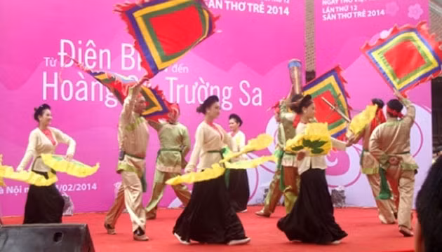 Biểu diễn nghệ thuật trong Ngày thơ Việt Nam năm 2014 tại Văn Miếu - Quốc Tử Giám (Hà Nội).