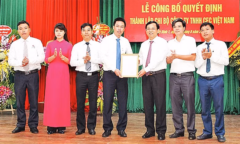Lễ công bố Quyết định thành lập Chi bộ Công ty TNHH CEC Việt Nam trực thuộc Ðảng bộ phường Mỹ Ðình 1 (quận Nam Từ Liêm). Ảnh: MẠNH CƯỜNG