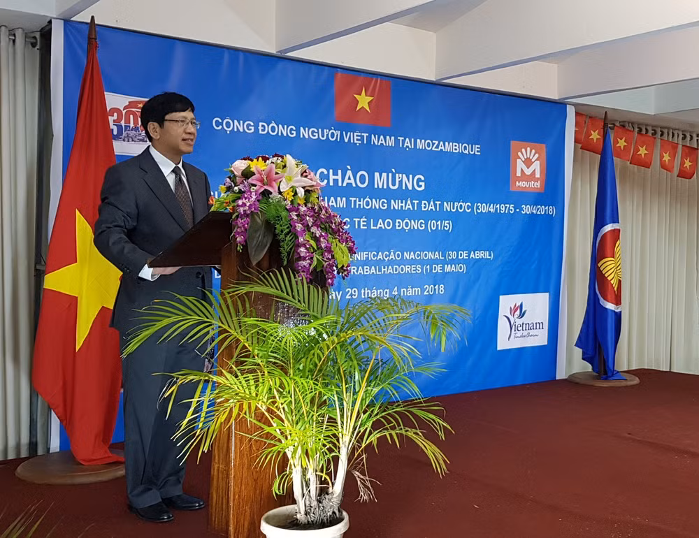 Đại sứ Lê Huy Hoàng phát biểu khai mạc tại lễ kỷ niệm.