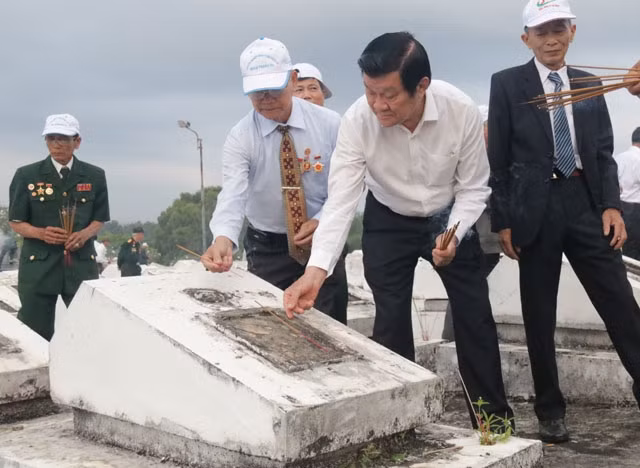 Nguyên Chủ tịch nước Trương Tấn Sang thắp hương cho các đồng đội đã hy sinh.