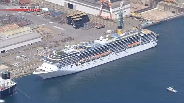 Du thuyền Costa Atlantica của Italy đang neo đậu để sửa chữa tại cảng ở TP Nagasaki (Ảnh: NHK).