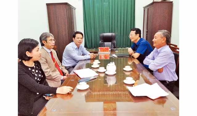 Lãnh đạo phường Hội Hợp (TP Vĩnh Yên, tỉnh Vĩnh Phúc) và Hội Luật gia tỉnh bàn công tác tuyên truyền, phổ biến pháp luật về xây dựng trật tự đô thị.