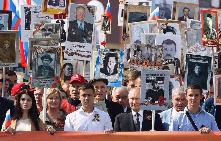 Tổng thống Nga Vladimir Putin tham gia đoàn người diễu hành Binh đoàn Bất tử ở Moscow. (Ảnh: TASS)