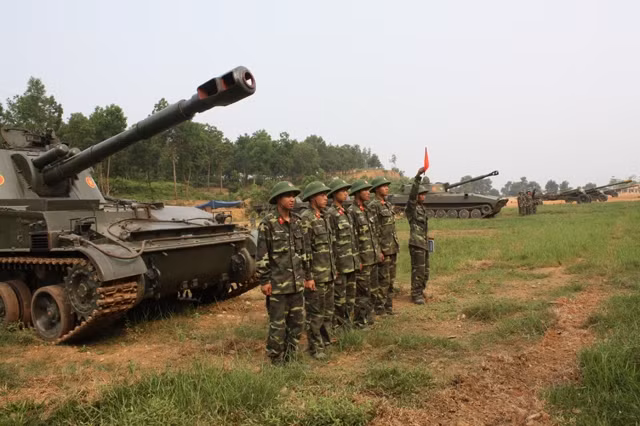 Khẩu đội pháo tự hành CY152, Lữ đoàn Pháo binh 45 (Binh chủng Pháo binh) thực hành huấn luyện làm công tác chuẩn bị chiến đấu.
