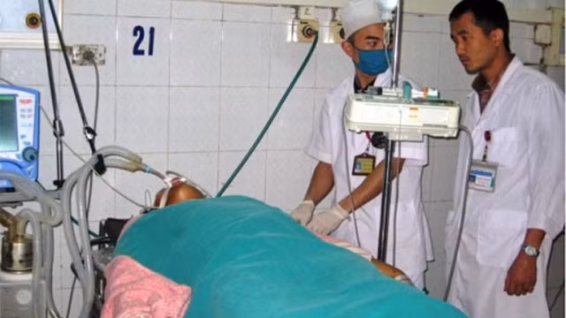 Các bác sĩ Bệnh viện Đa khoa tỉnh Thanh Hóa chăm sóc bệnh nhân nặng.