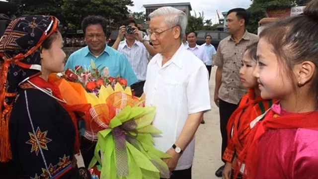 Tổng Bí thư Nguyễn Phú Trọng với các cháu thiếu nhi xã Mỹ Bằng, huyện Yên Sơn, tỉnh Tuyên Quang năm 2014. Ảnh: TRÍ DŨNG (TTXVN)