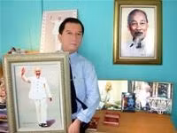 Anh Quí và những bức chân dung Bác Hồ ở nhà mình.