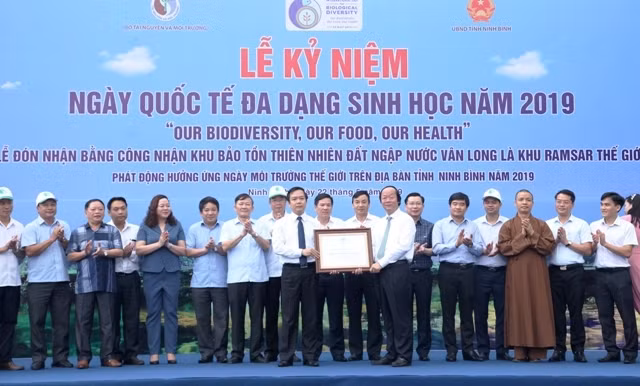 Thứ trưởng TN-MT Võ Tuấn Nhân trao Bằng công nhận Khu bảo tồn thiên nhiên đất ngập nước Vân Long (tỉnh Ninh Bình) là khu RAMSAR thế giới thứ chín của Việt Nam.