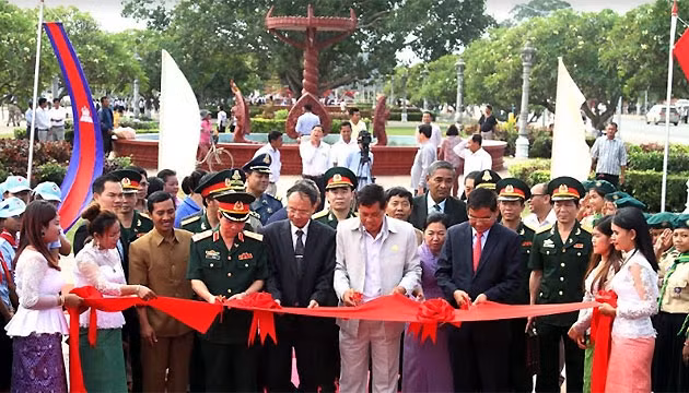 Lễ cắt băng khánh thành Tượng đài Hữu nghị Việt Nam-Campuchia tại tỉnh Kampong Chhnang.