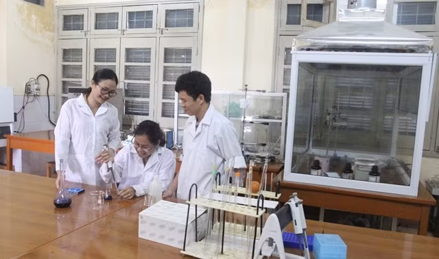Cán bộ, giảng viên làm công tác nghiên cứu tại Trường đại học Khoa học, Đại học Thái Nguyên
