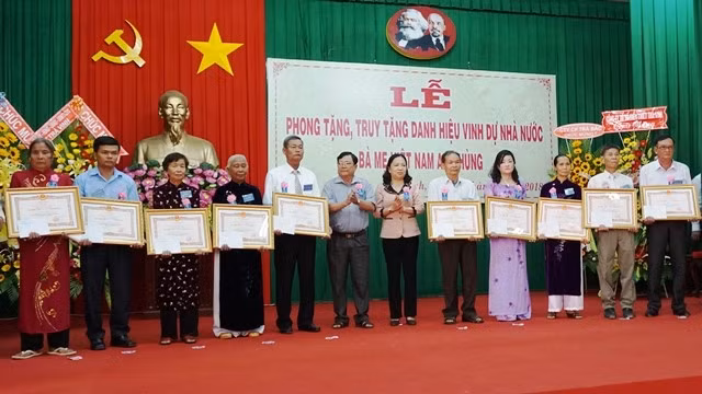 Trà Vinh trao tặng, truy tặng 41 danh hiệu “Bà mẹ Việt Nam Anh hùng”