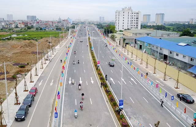 Hạ tầng giao thông được đầu tư khang trang, hiện đại tại khu vực phía Tây Hà Nội. Trong ảnh: Tuyến đường Trần Hữu Dực nối đường Lê Đức Thọ với đường 70 trên địa bàn phường Xuân Phương, Nam Từ Liêm. Ản
