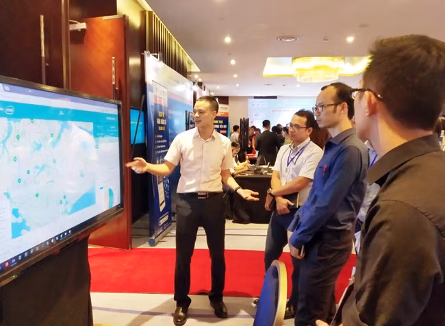 Các đại biểu tham dự ASOCIO 2018 nghe giới thiệu về mô hình thành phố thông minh.
