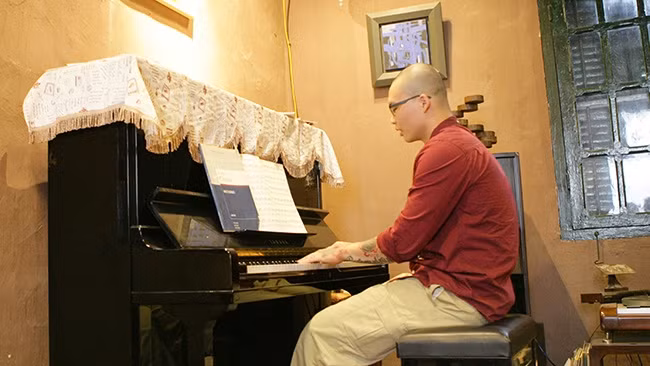 Nguyễn Đức Bình chơi Piano sau những giờ tập luyện mệt mỏi