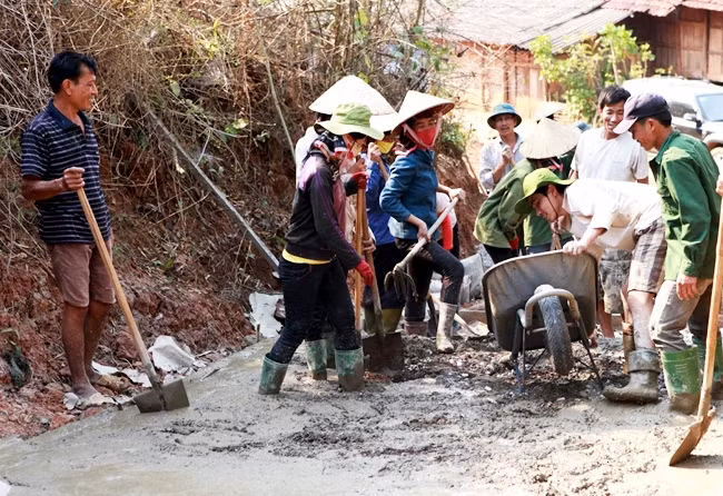 Làm đường giao thông nông thôn ở vùng cao huyện Yên Châu.
