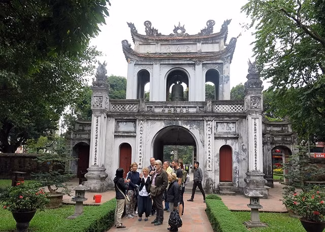 Hướng dẫn khách tham quan Văn Miếu - Quốc Tử Giám (Hà Nội).