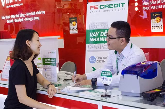 Khách hàng tìm hiểu sản phẩm cho vay tiêu dùng.