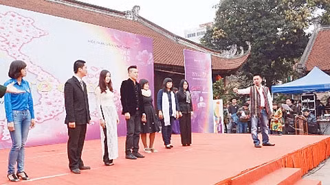  Các nhà thơ trẻ trình diễn trong Ngày hội thơ Việt Nam - 2013 tại Văn Miếu - Quốc Tử Giám, Hà Nội.