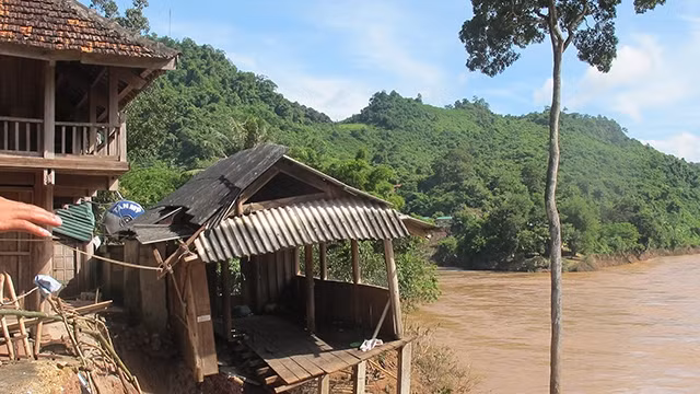 Bản Xiềng Tắm và nhiều vùng bản khác ven sông Nậm Nơn thuộc xã Mỹ Lý đang bị sạt lở sau cơn bão số 4, năm 2018 phải di dời khẩn cấp. 